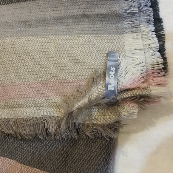 ROOTS Large square scarf pink gray beige color very soft - Picture 4 of 4